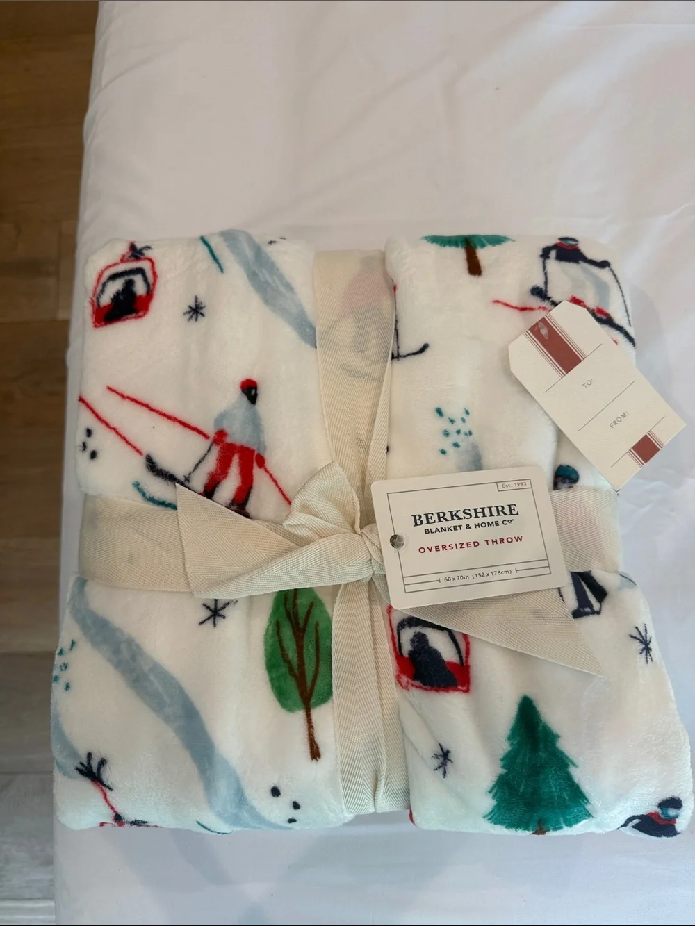 NWT • Berkshire 60x70 Printed Velvetsoft Lodge Throw • Skiing pattern